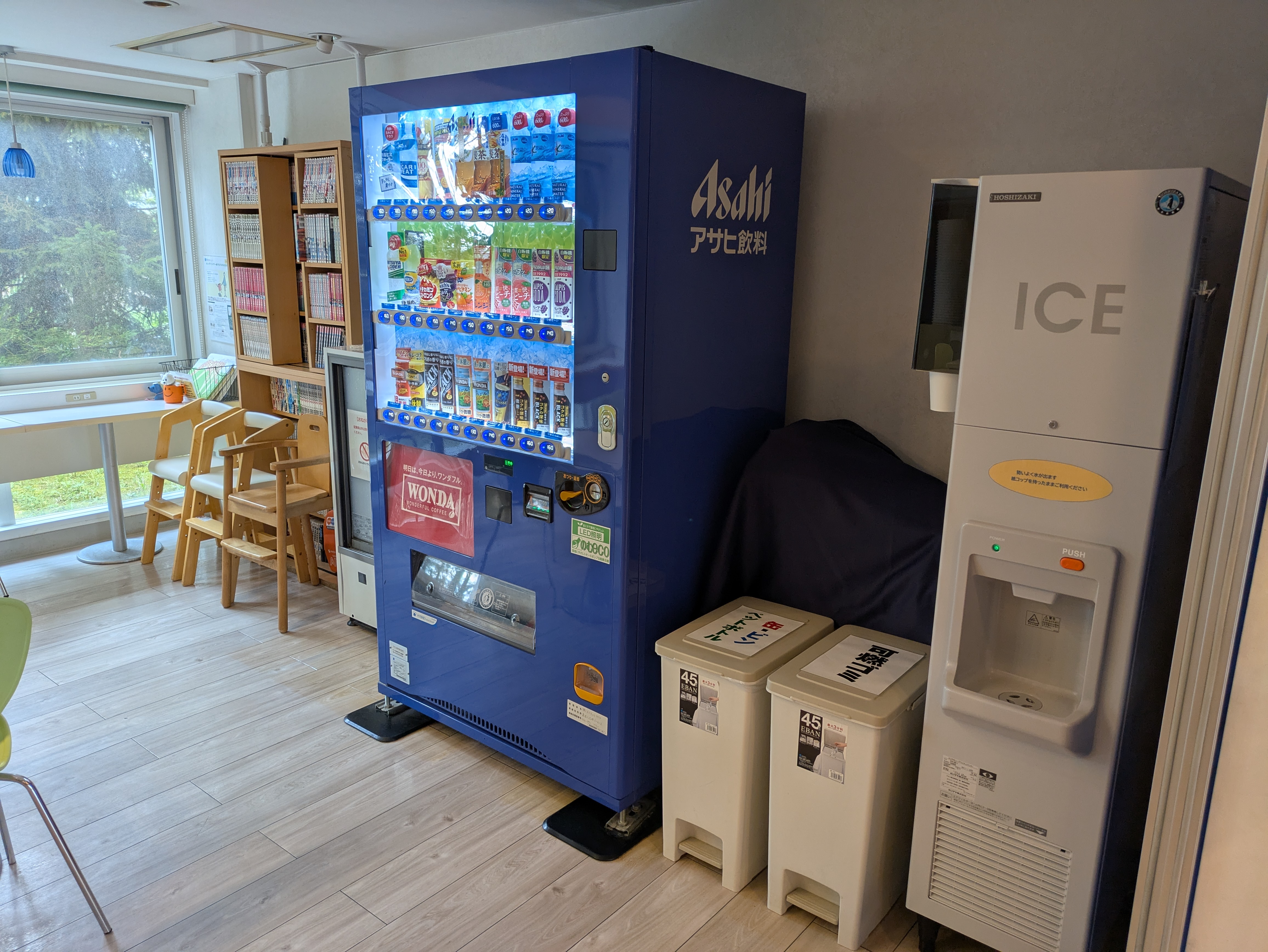 フロント斜め向かいに製氷機、自動販売機をご用意しております。