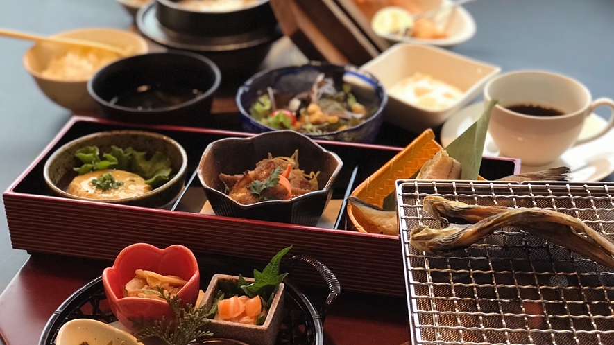 *朝食/すっきり目覚める、優しい味付けの和朝食。お魚種類やお料理は仕入れや季節により異なります。