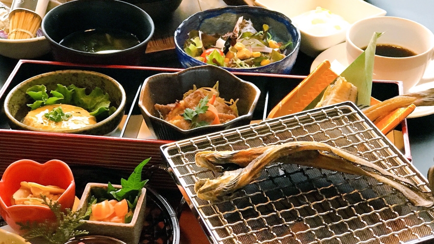 *朝食/お魚がメイン、お好きな焼き加減で召し上がれ。お魚種類やお料理は仕入れや季節により異なります。