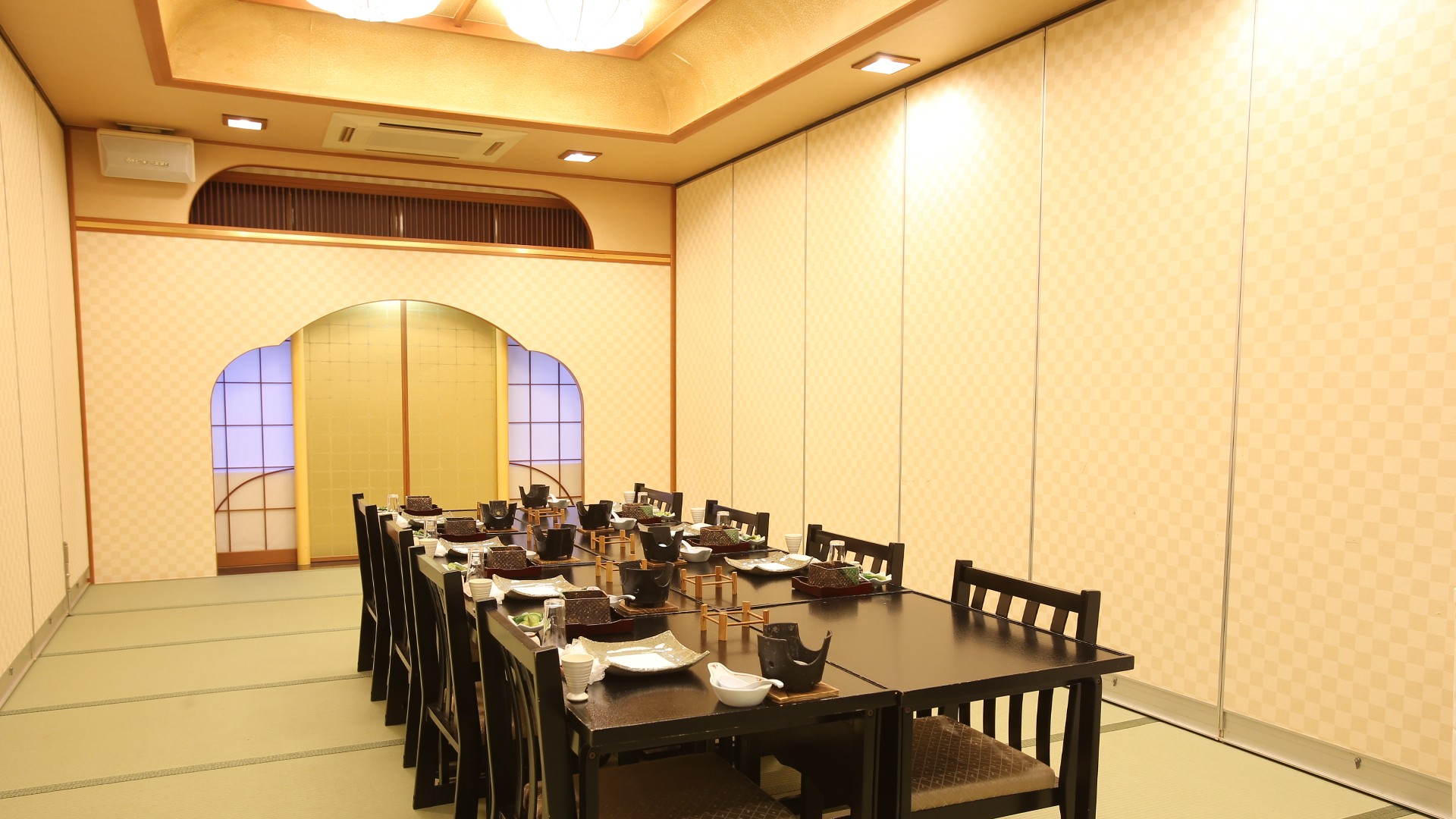 2階の個室のお食事処は広々