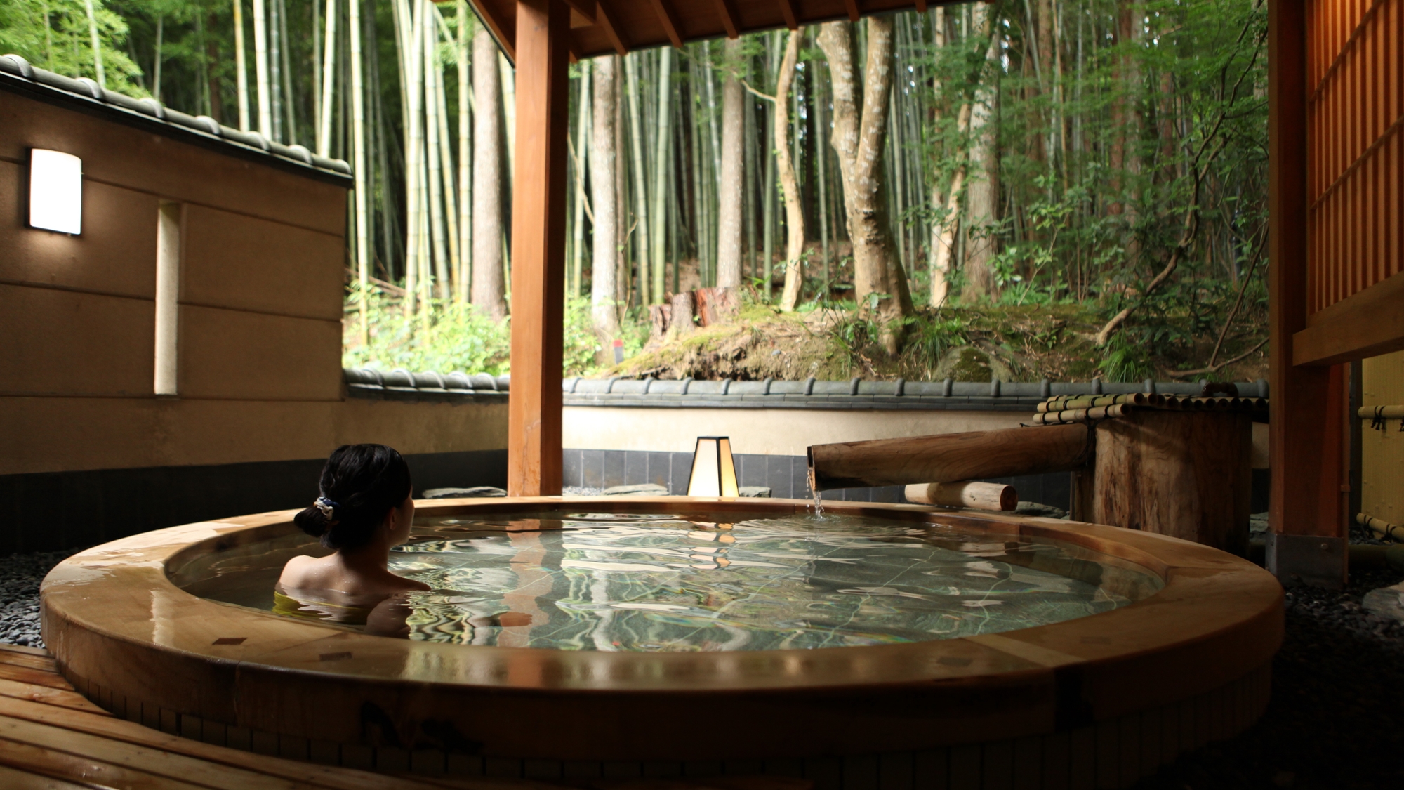 女性の露天風呂から見える景色は竹林
