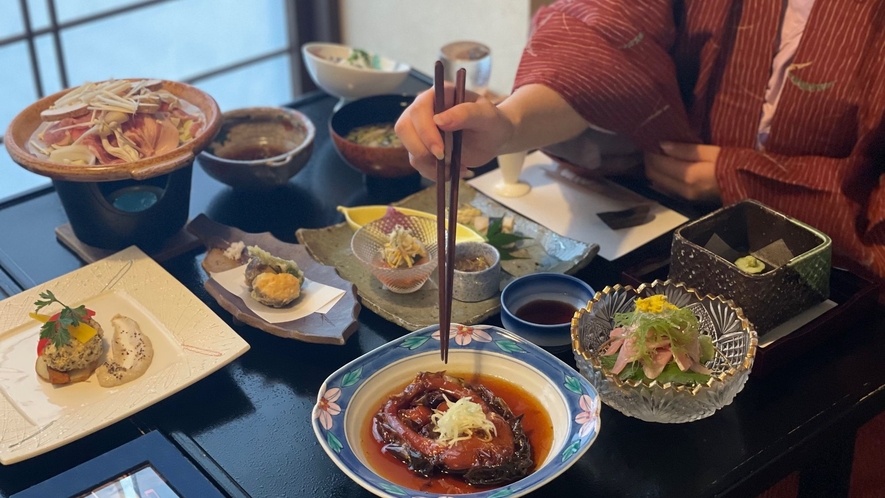 個室でいただく夕食。名物の鯉料理「甘煮」も人気