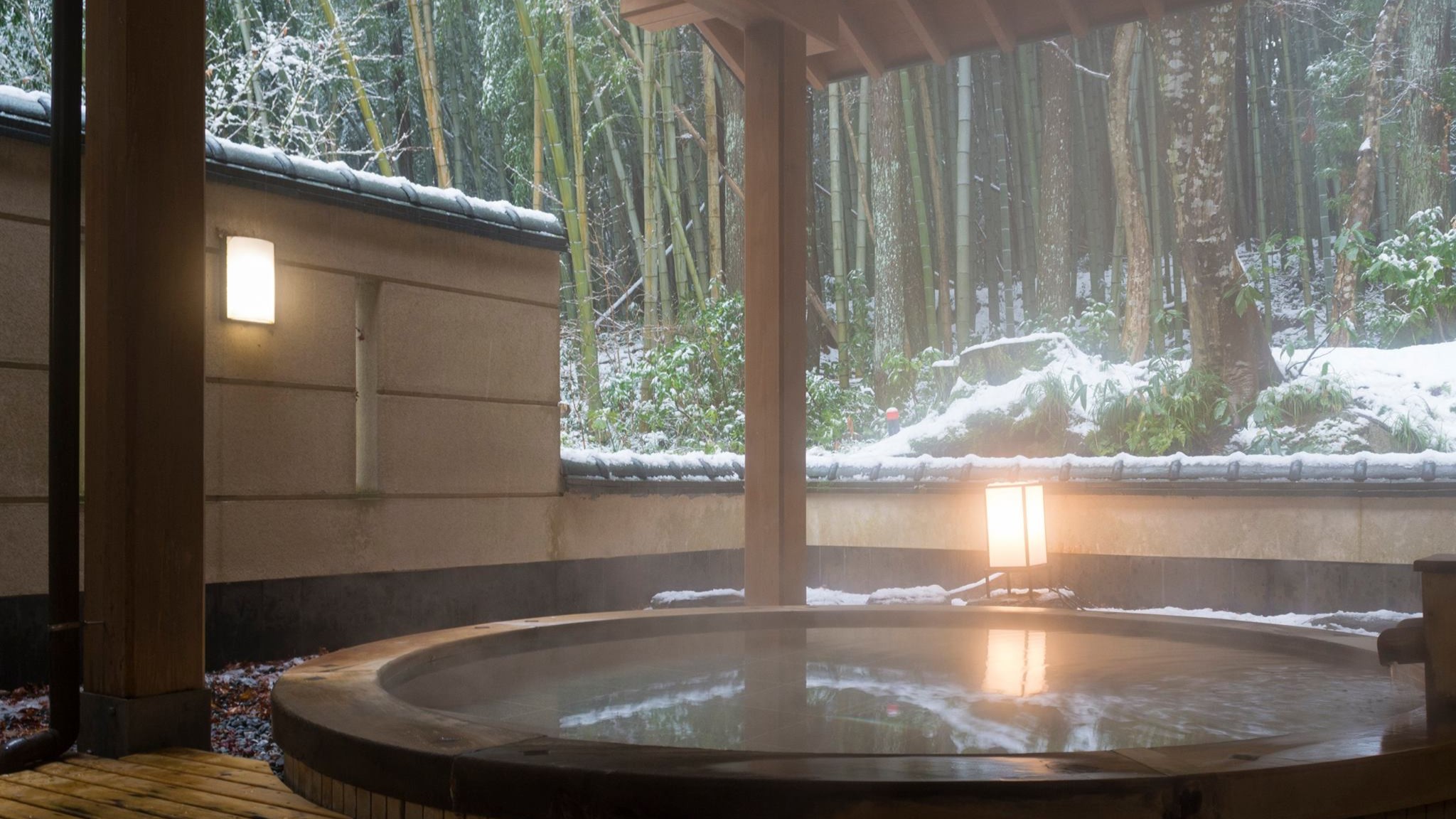 静けさがより一層深くなる雪の露天風呂