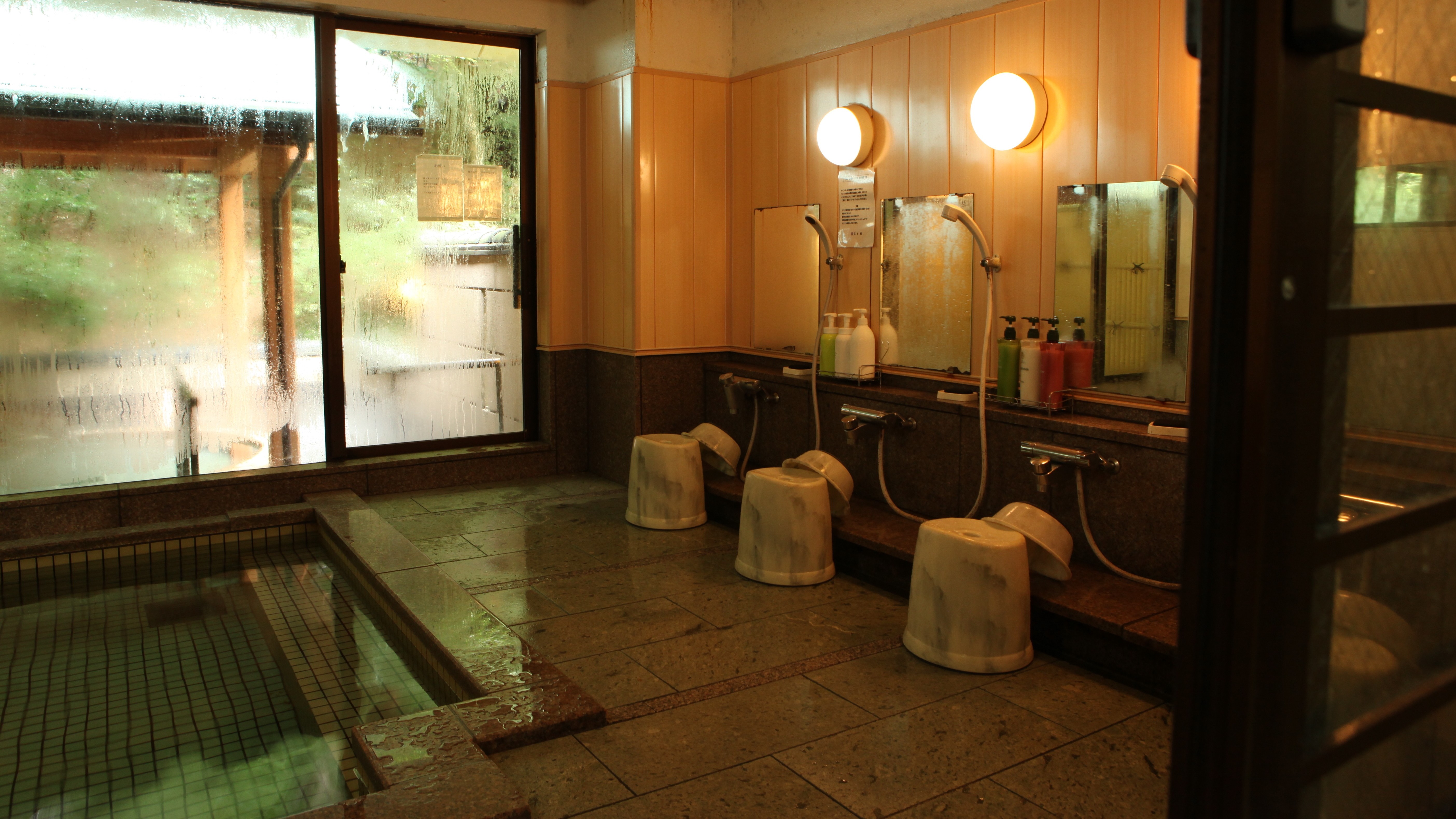 内風呂は男女ともシャワーは4つずつ