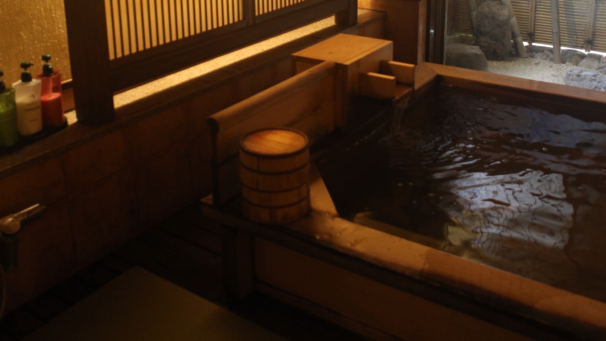 貸切風呂は大人4人くらいまでは入れる大きさ