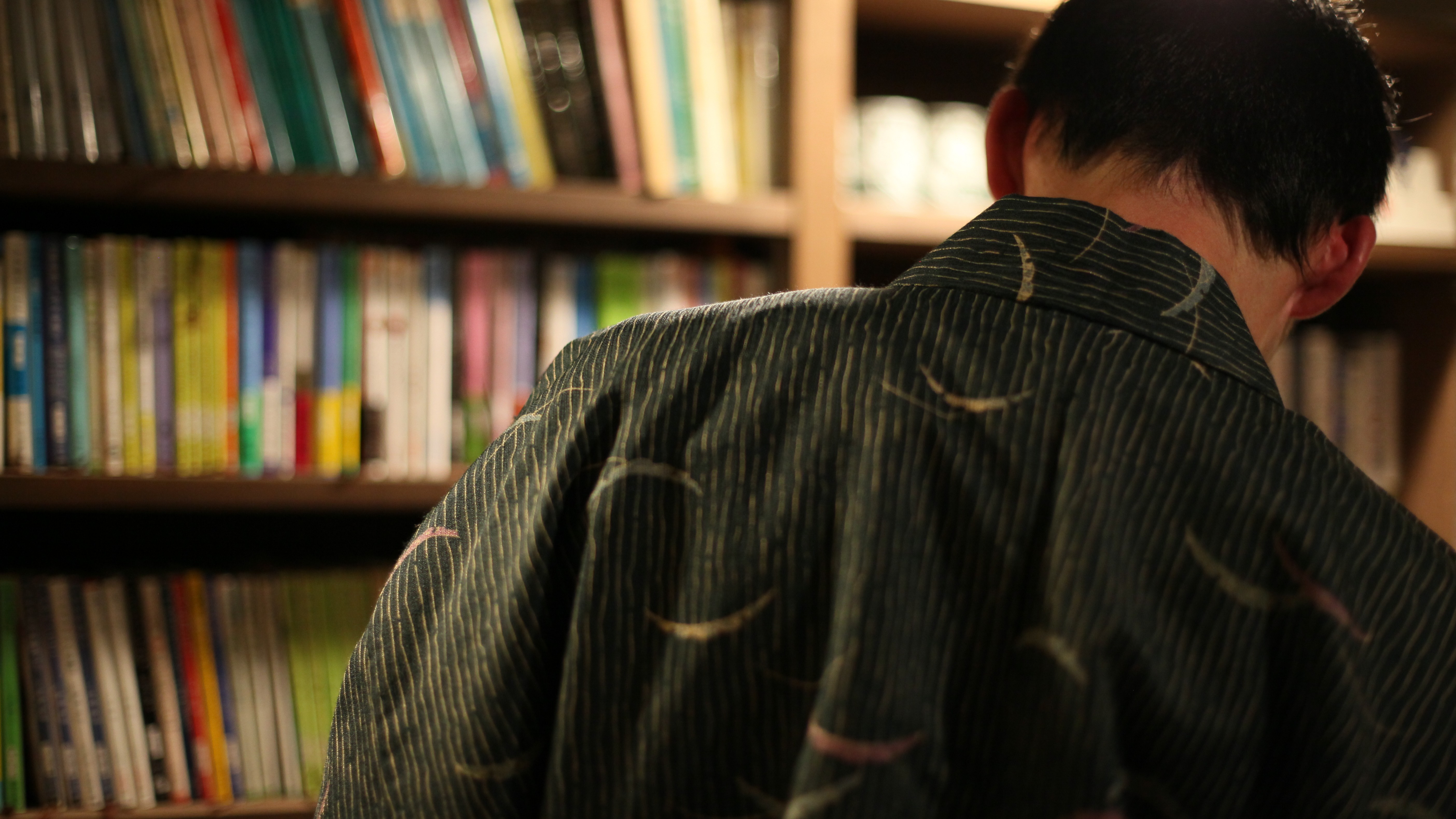 図書館には様々な分野の本があふれんばかり