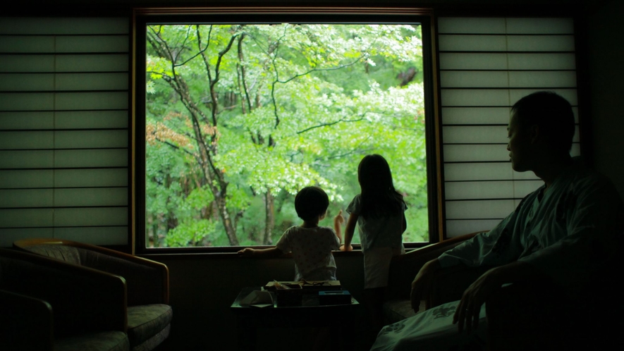 306紫陽花の部屋から見た色鮮やかな木々