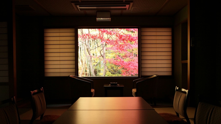 307石楠花のお部屋から見る真っ赤な紅葉