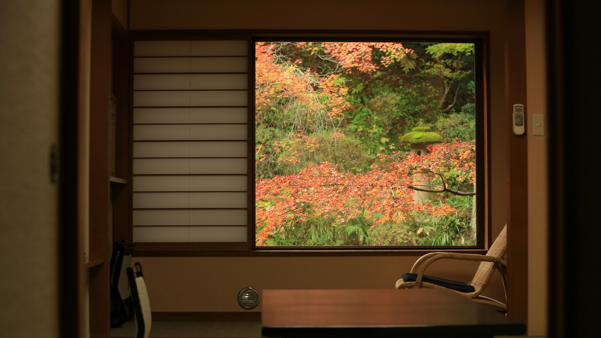 大きな窓からは季節折々の景色を楽しめる