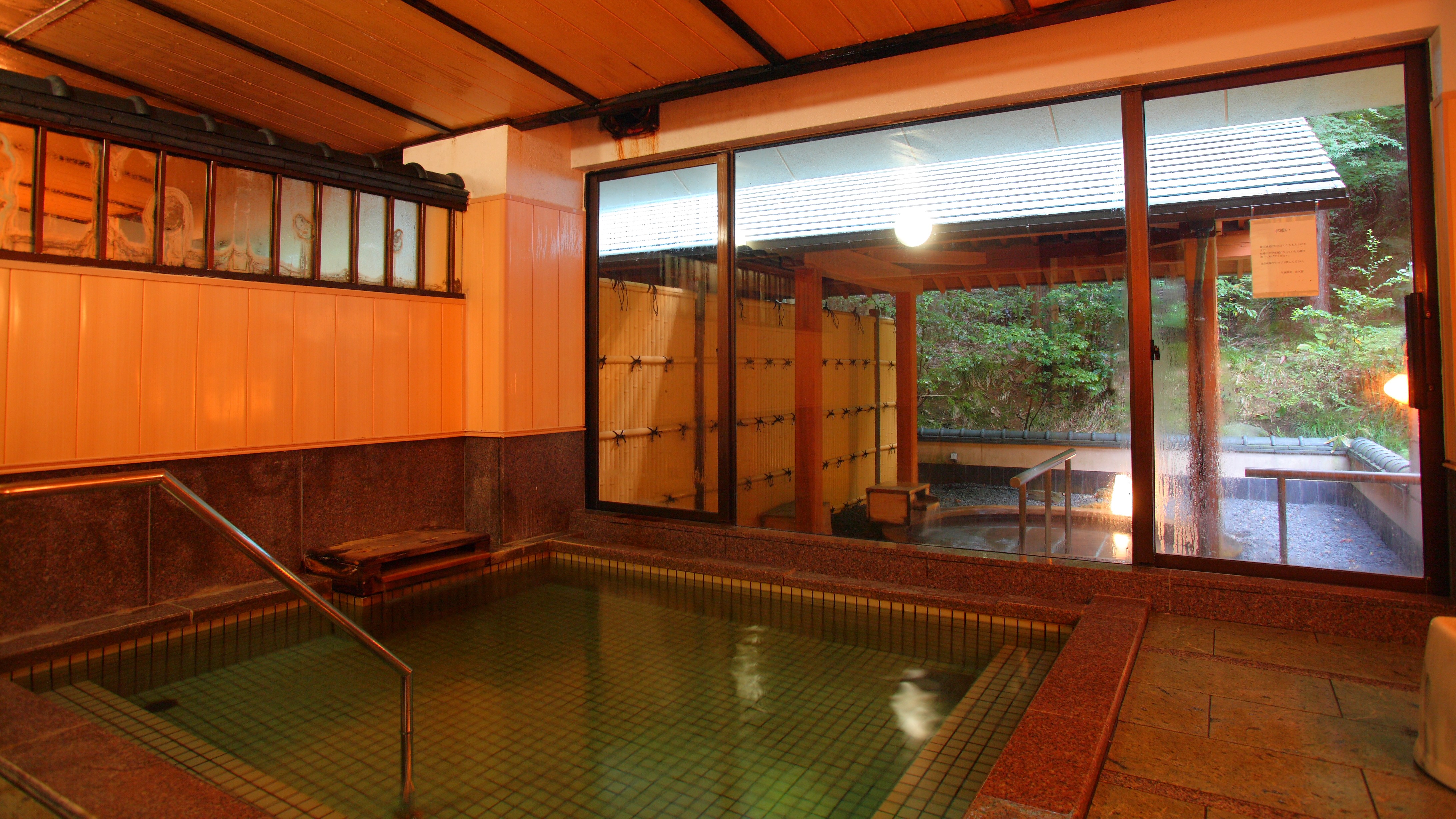 男風呂の内風呂は水色のタイル張り