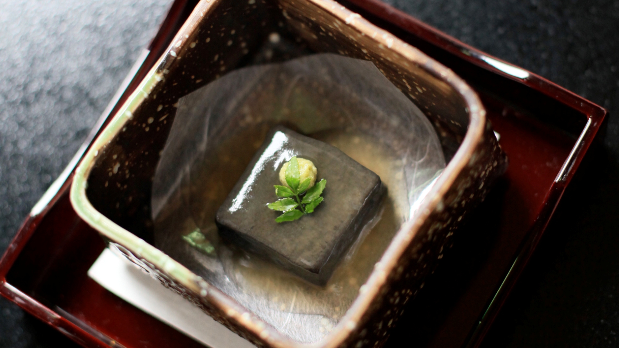 これも名物！2時間練った黒ごま豆腐は、湯本舘でしか食べられない唯一無二