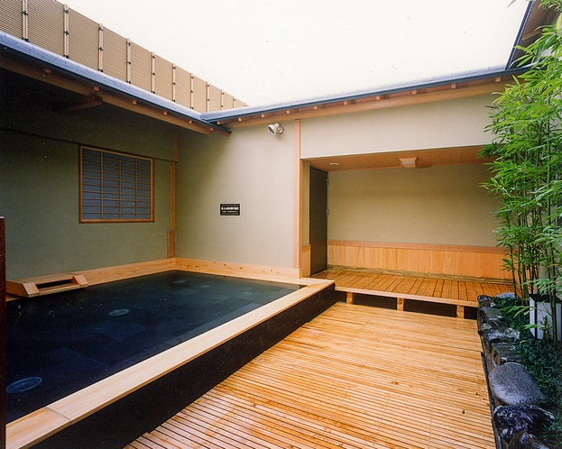 木の湯 富士山溶岩露天風呂・外気浴スペース