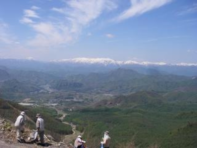 *【ハイキング】新緑のスキー場山頂から、遠く会津駒ケ岳を望む。