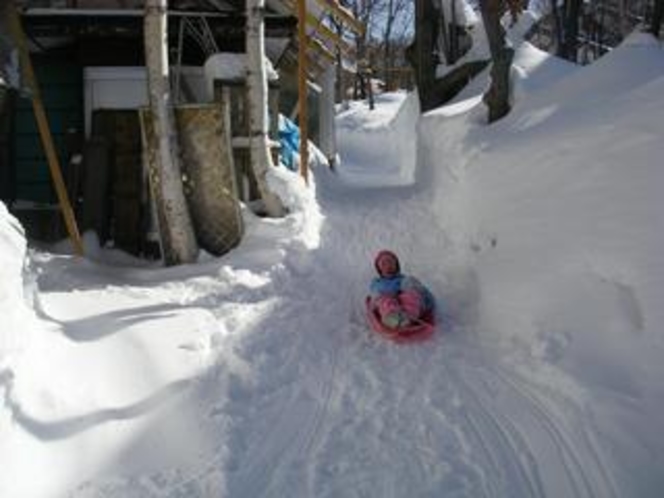 *【冬の風景】雪で作った70ｍの滑り台は、お子様に大好評♪