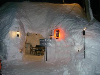 *【かまくら】冬の風物詩かまくら「マンモス」で、夜の楽しいひと時を。