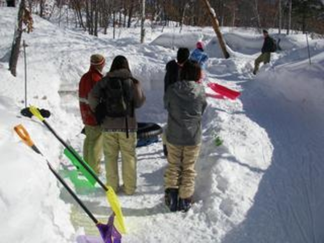 *【冬の風景】雪で作った滑り台を楽しむお客様