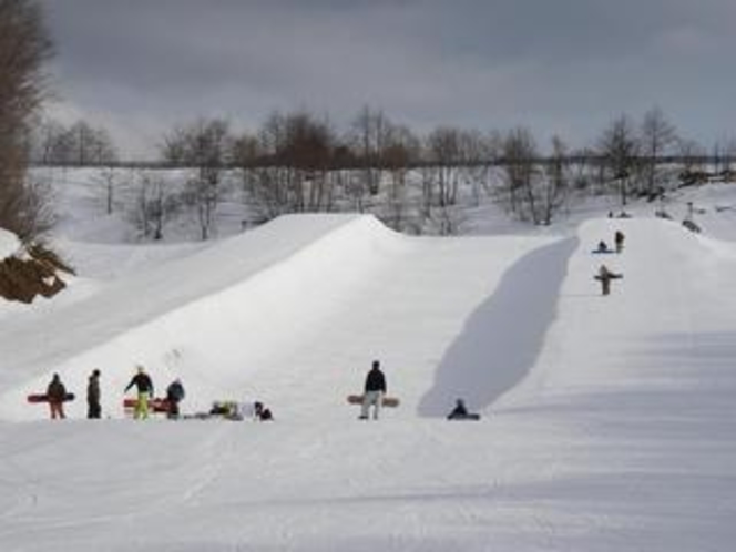 *【会津高原たかつえスキー場】ハーフパイプを楽しむスノーボーダーたち。