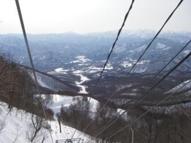 *【会津高原たかつえスキー場】第６リフト上からの景色。山頂は絶景の大パノラマが広がります！
