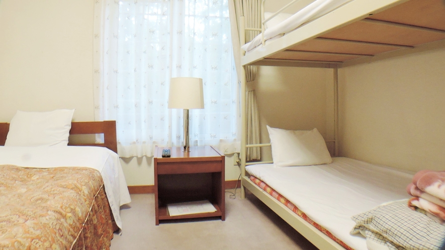 *【トリプル】床暖完備！シングルベッド2台とソファーベット1台の客室（一例）