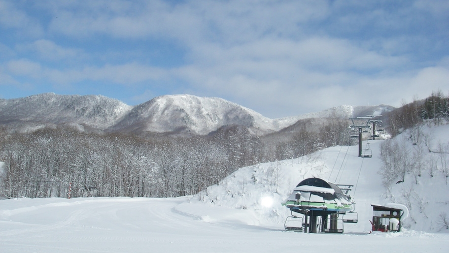 *【会津高原たかつえスキー場】日本百名山の山々が絶景パノラマで見渡せるスキー場