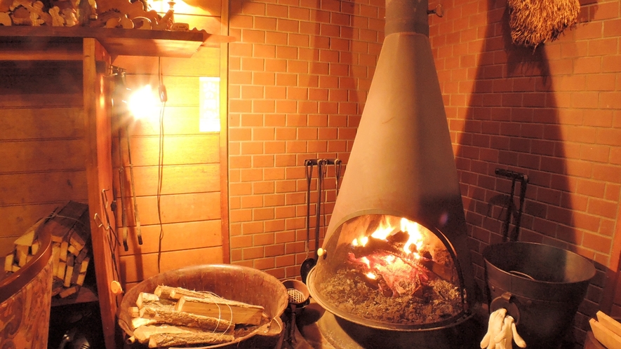 *【囲炉裏のある食事処】冬に嬉しい暖炉と大火鉢の暖かな空間