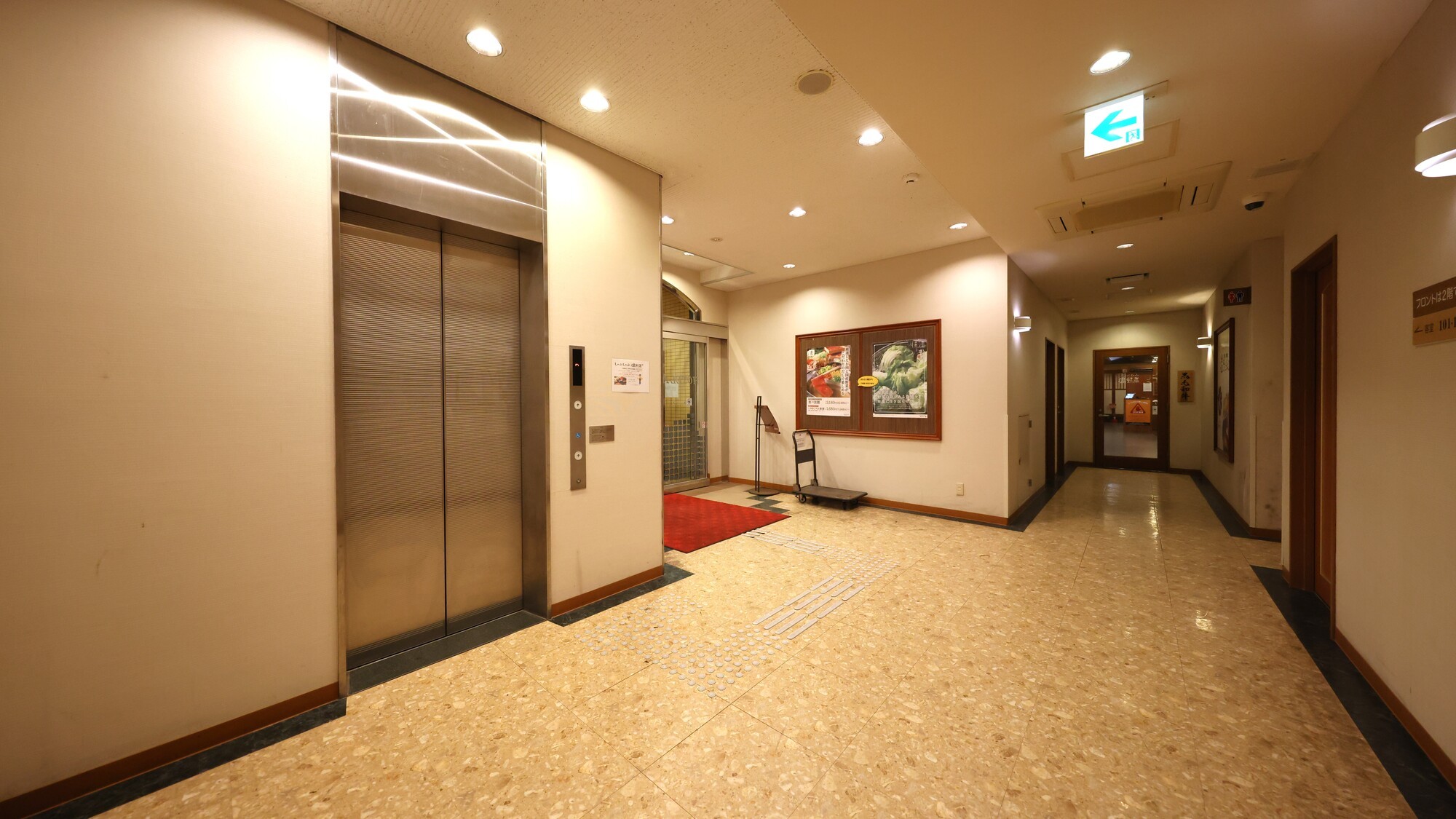 1階エレベーター前