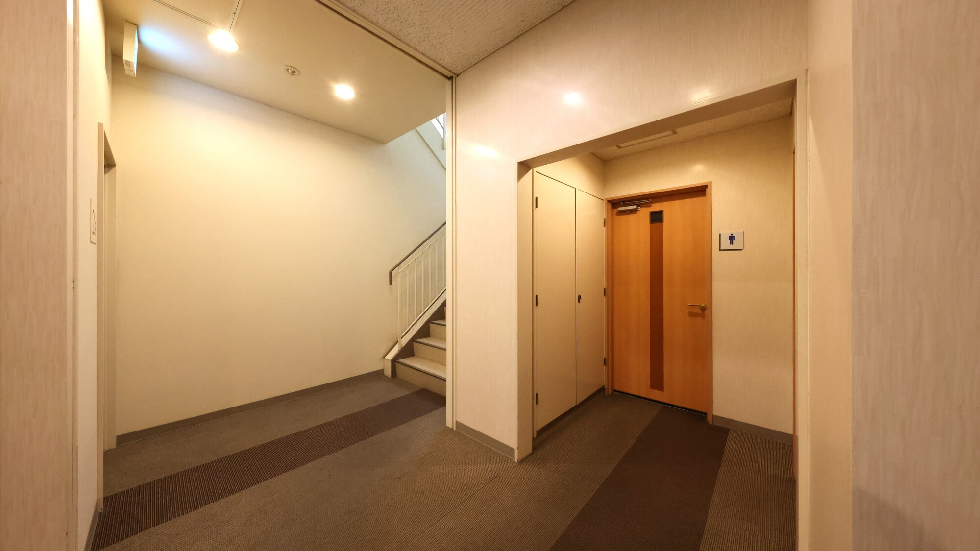 エレベーター前