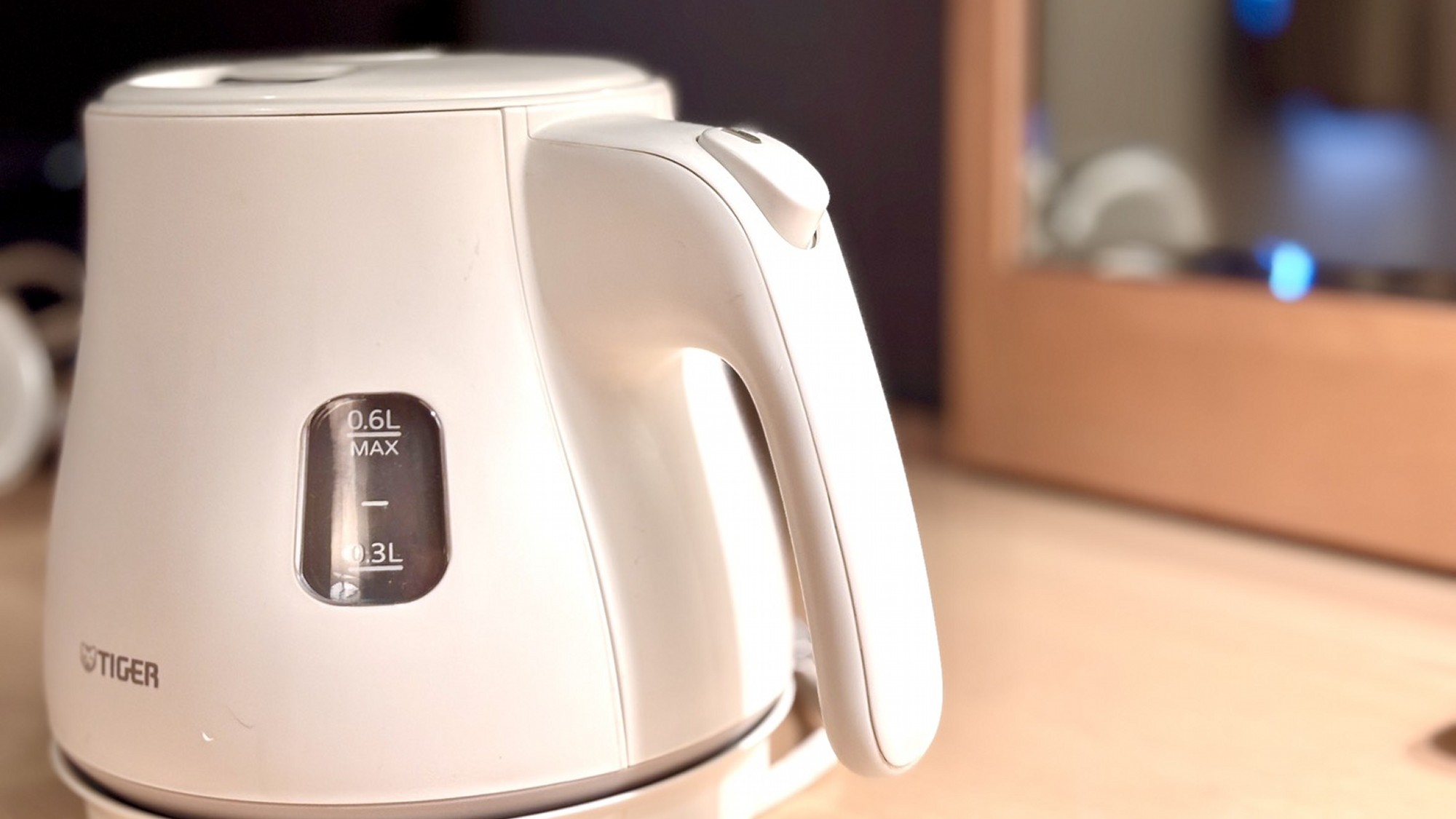 【部屋備品：湯沸かしポット】各お部屋にはポットも完備しております。