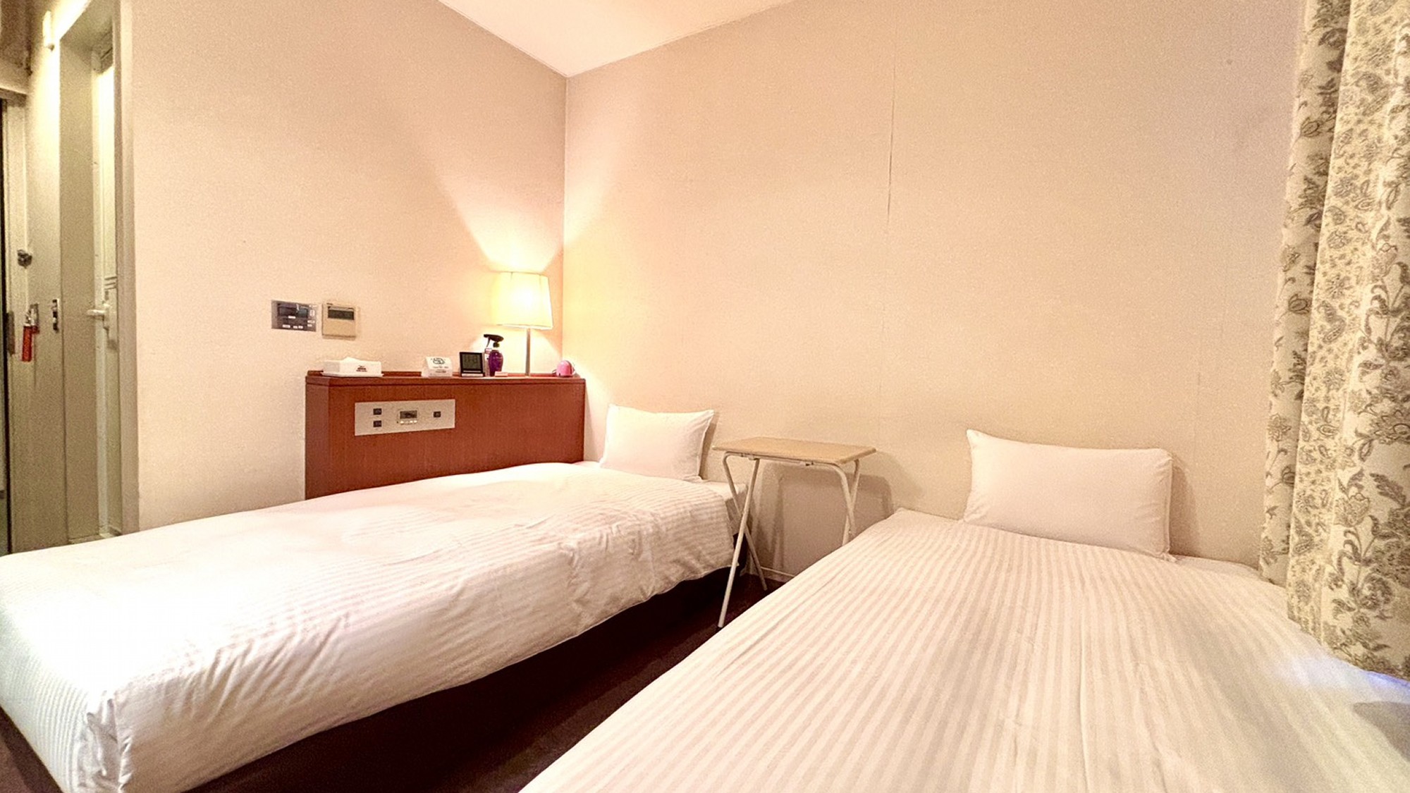 【客室：【禁煙】ツインエコノミー（ベッド幅100ｃｍ&times;２）】お部屋に冷蔵庫無し　※バス・トイレ付き