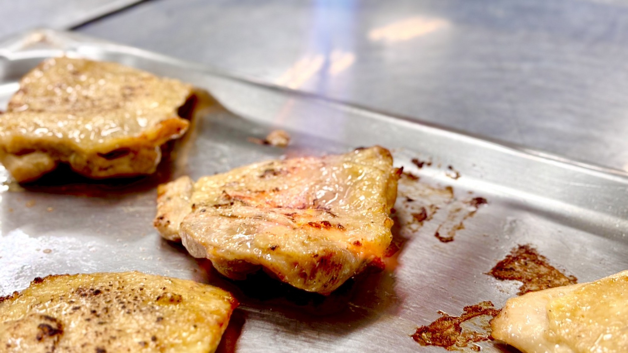 【調理風景】お客様に美味しい料理を提供したいから、通常よりもひと手間加えて、時間を掛けてます。