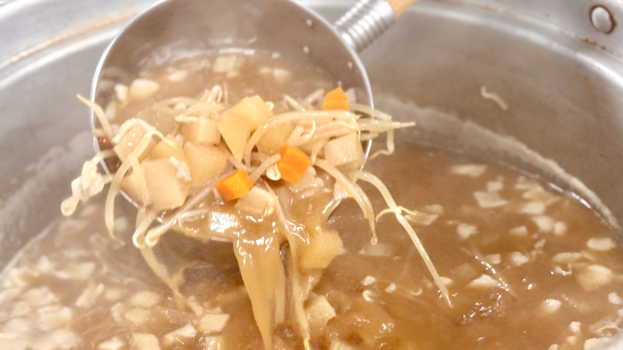 【朝食：バイキング】温かいお味噌汁は、野菜たっぷりの具だくさん料理