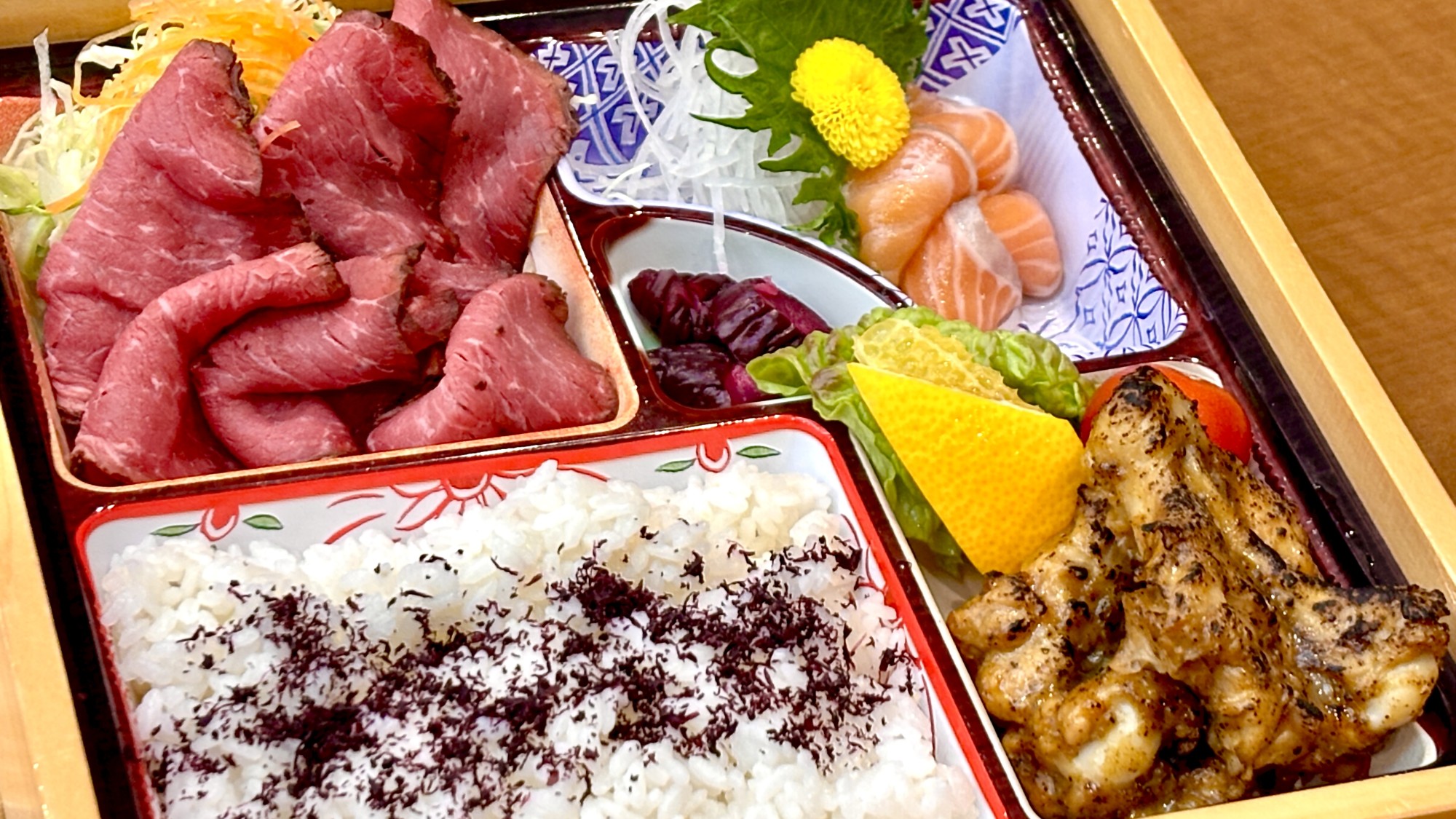 ◆部屋食◆ 【彩弁当（２食付）】のプランで食べられる「手作りの日替わり弁当」
