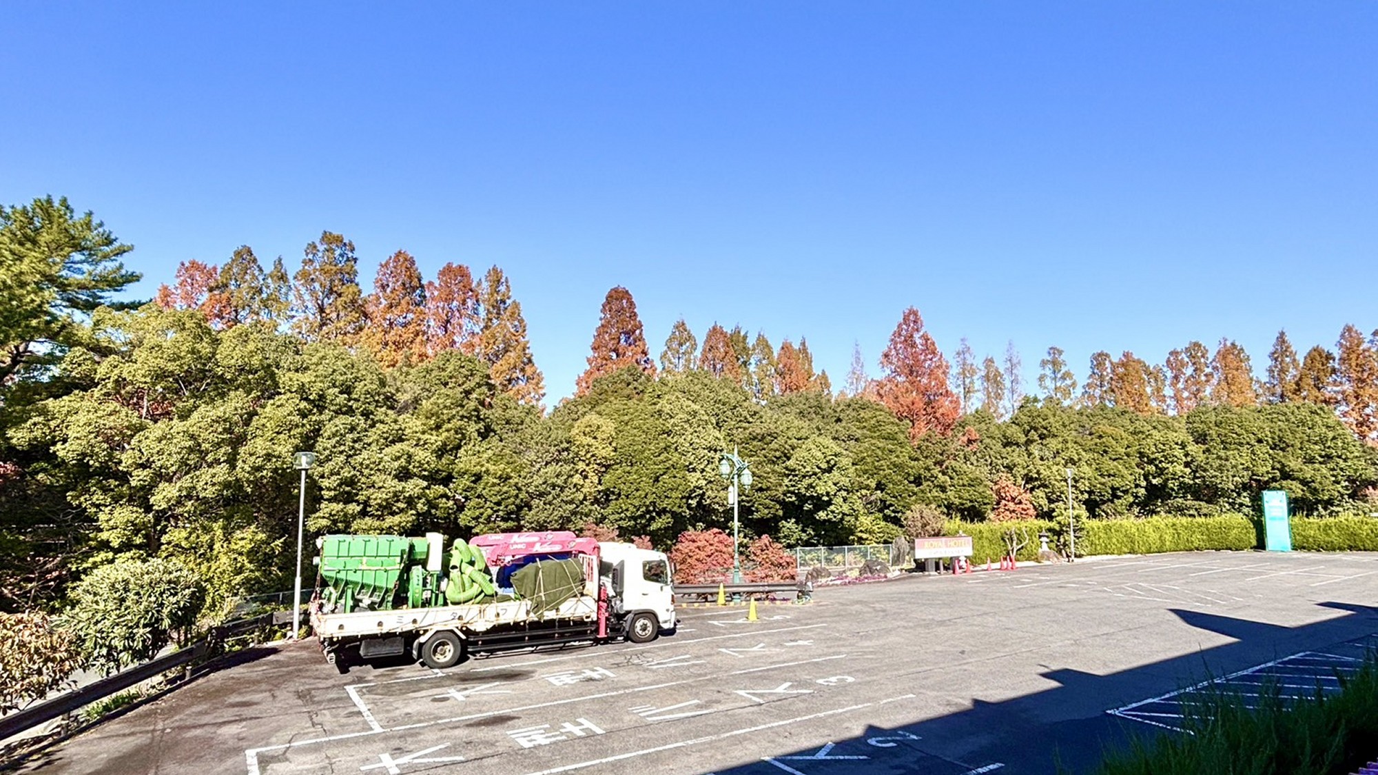 【駐車場】普通車・小型トラックは７０台駐車可能（無料）中型・大型トラックは１泊１，０００円（要予約）