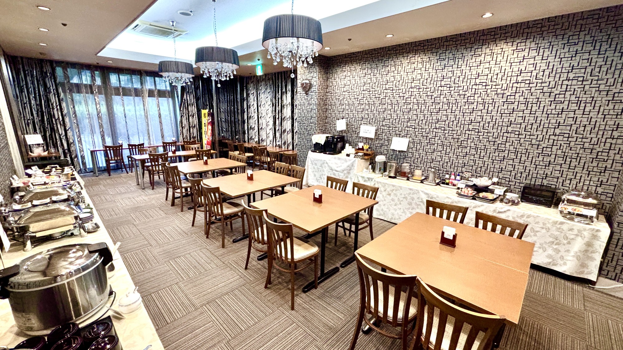 【朝食会場】朝食はテレビもご覧頂きながら、朝日の入り込む、約３０席の朝食会場で。