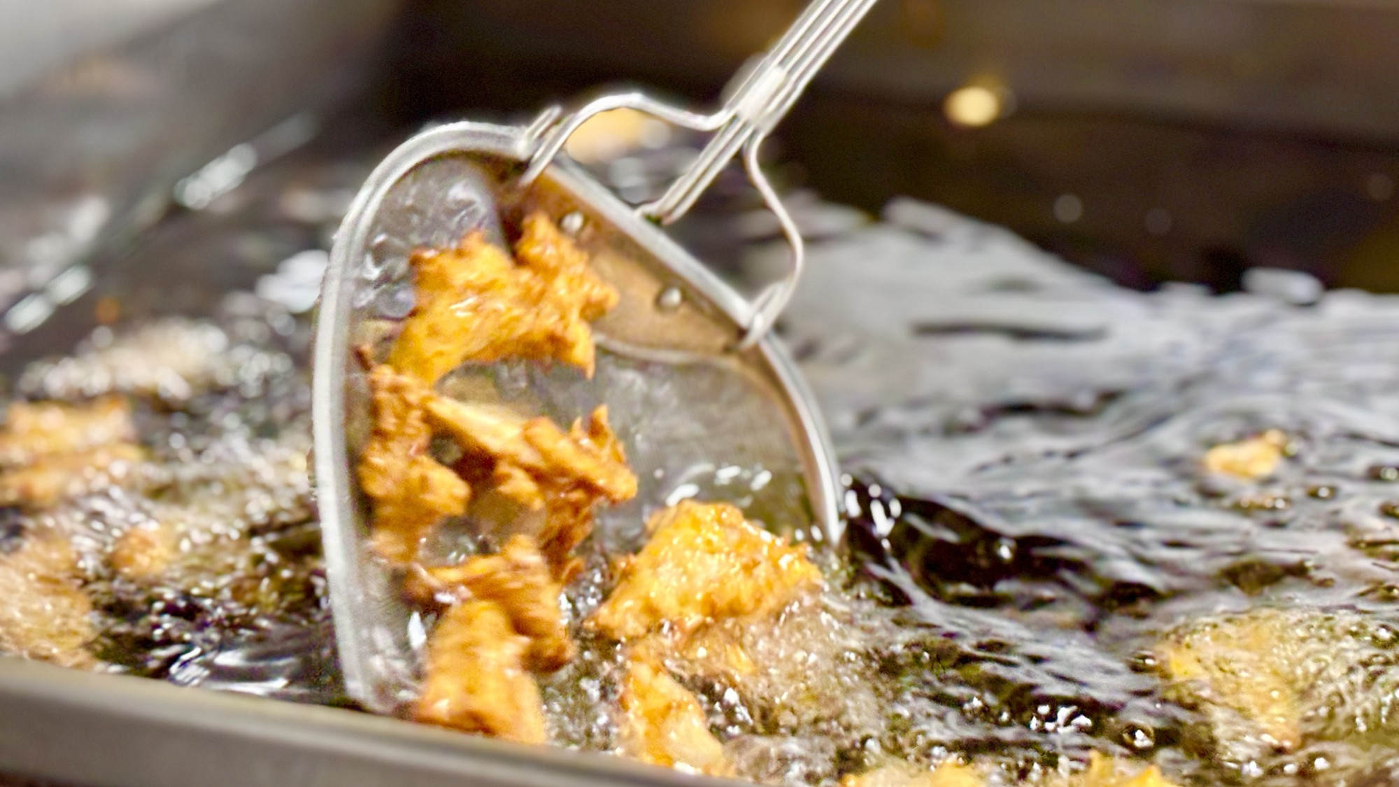 【朝食】裏山で採れたタケノコをカラッと揚げて、女将特製おにぎりとして提供（３日に１回の頻度）