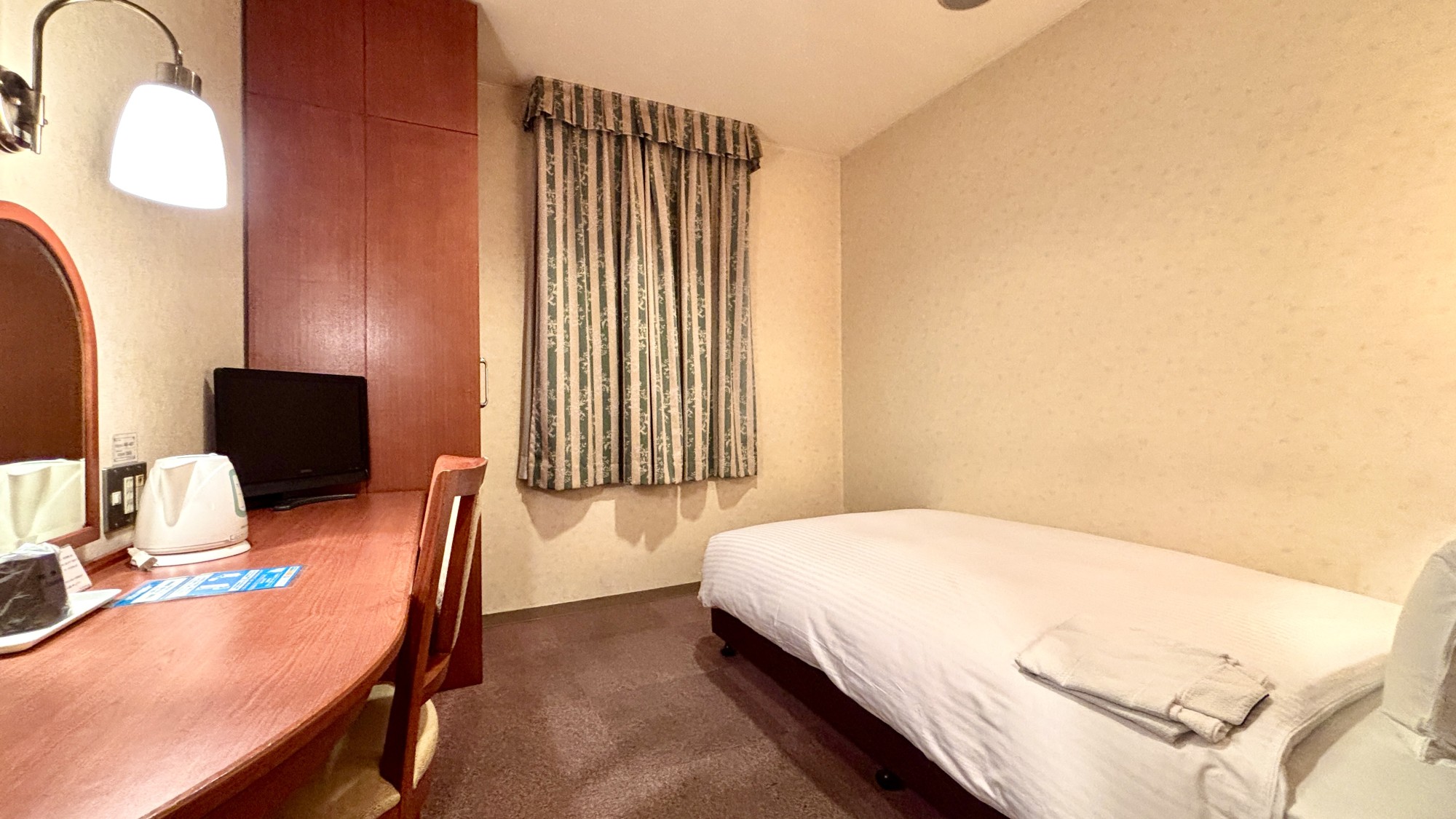 【客室：シングル】広すぎず、お一人様での滞在に丁度良い広さです。