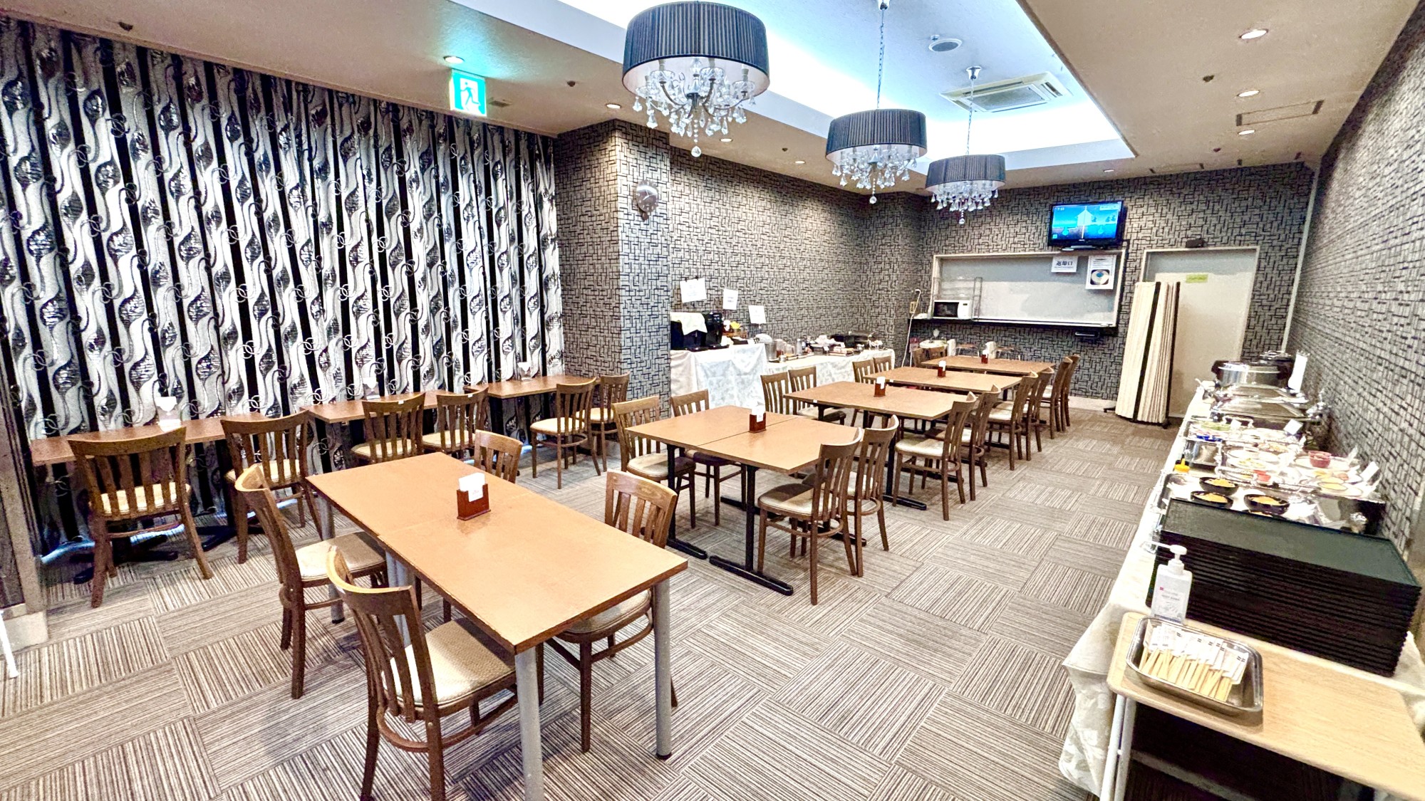 【朝食会場】フロント左側に、約３０席の朝食会場が御座います。