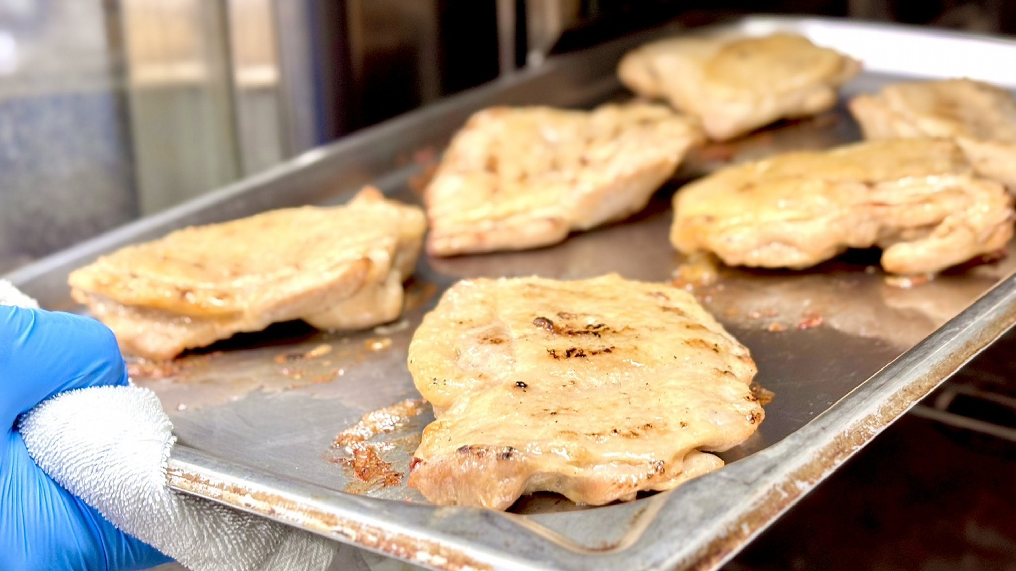 【調理風景】美味しく召し上がって頂くために、当館は全て手作りの料理を心がけています。