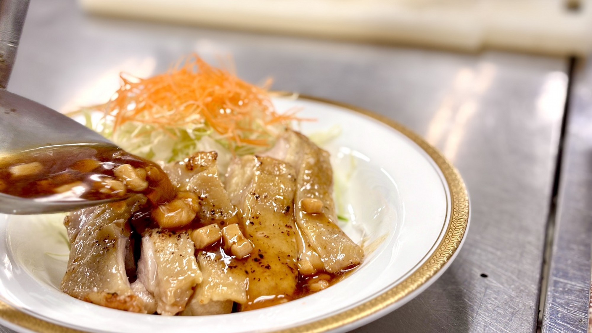 【調理風景】ドレッシングやソースは、お料理提供する直前に掛けるように。料亭の味やおもてなしを大切に