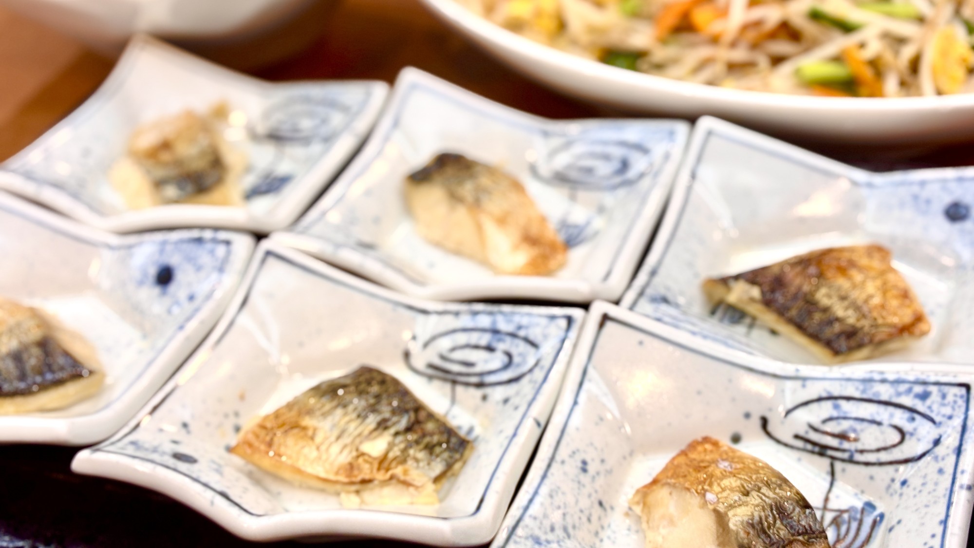 【朝食：バイキング】焼き魚、野菜炒めなど、日本食の温かい料理も御座います。