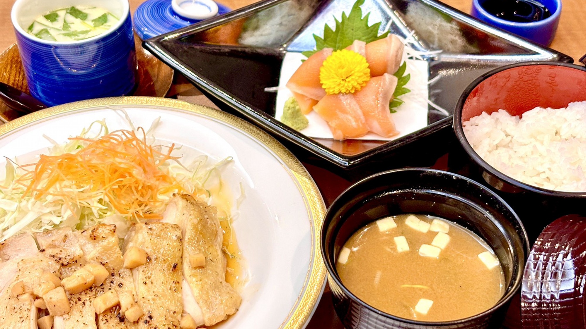 【夕食料理：日替わりの彩定食】連泊のお客様も飽きないよう、日替わりで栄養満点の献立を考えてます