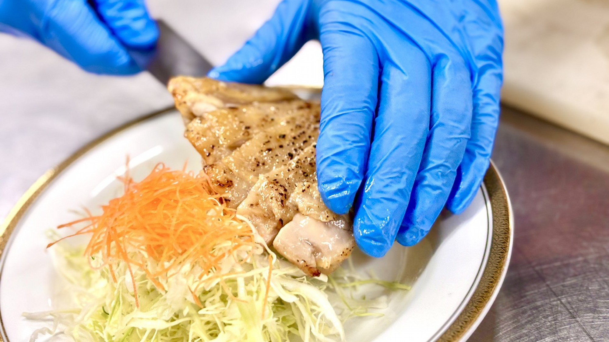 【調理風景】お客様に美味しい料理を提供したいから、通常よりもひと手間加えて、時間を掛けてます。