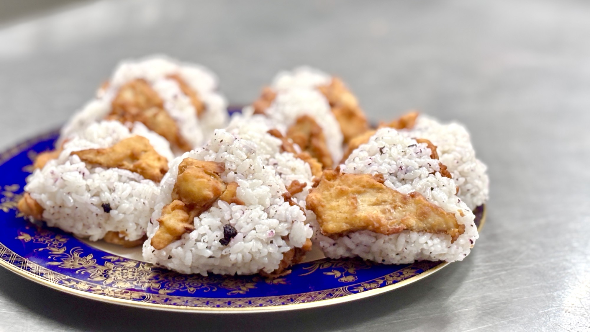 【朝食：バイキング】裏山で採れたタケノコを、女将の特製おにぎりとして提供（３日に１回の頻度）