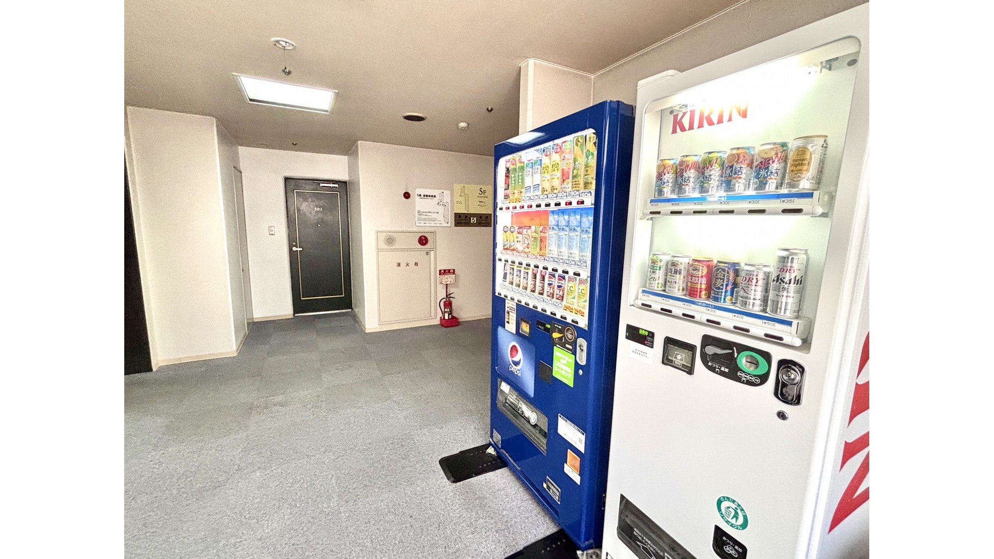 【　館内設備：自動販売機　】ソフトドリンクと、アルコールの自動販売機が御座います
