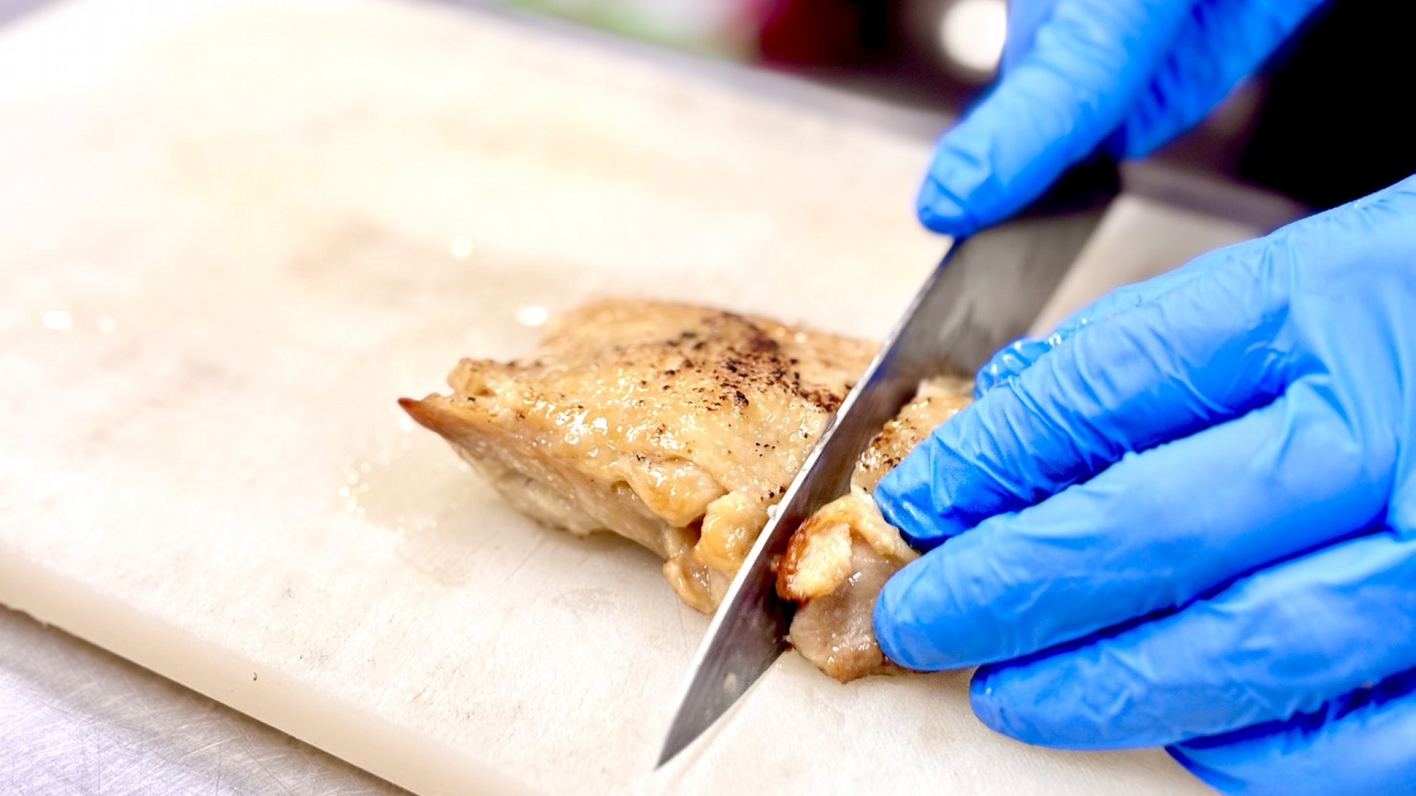 【調理風景】お客様に美味しい料理を提供したいから、通常よりもひと手間加えて、時間を掛けてます。