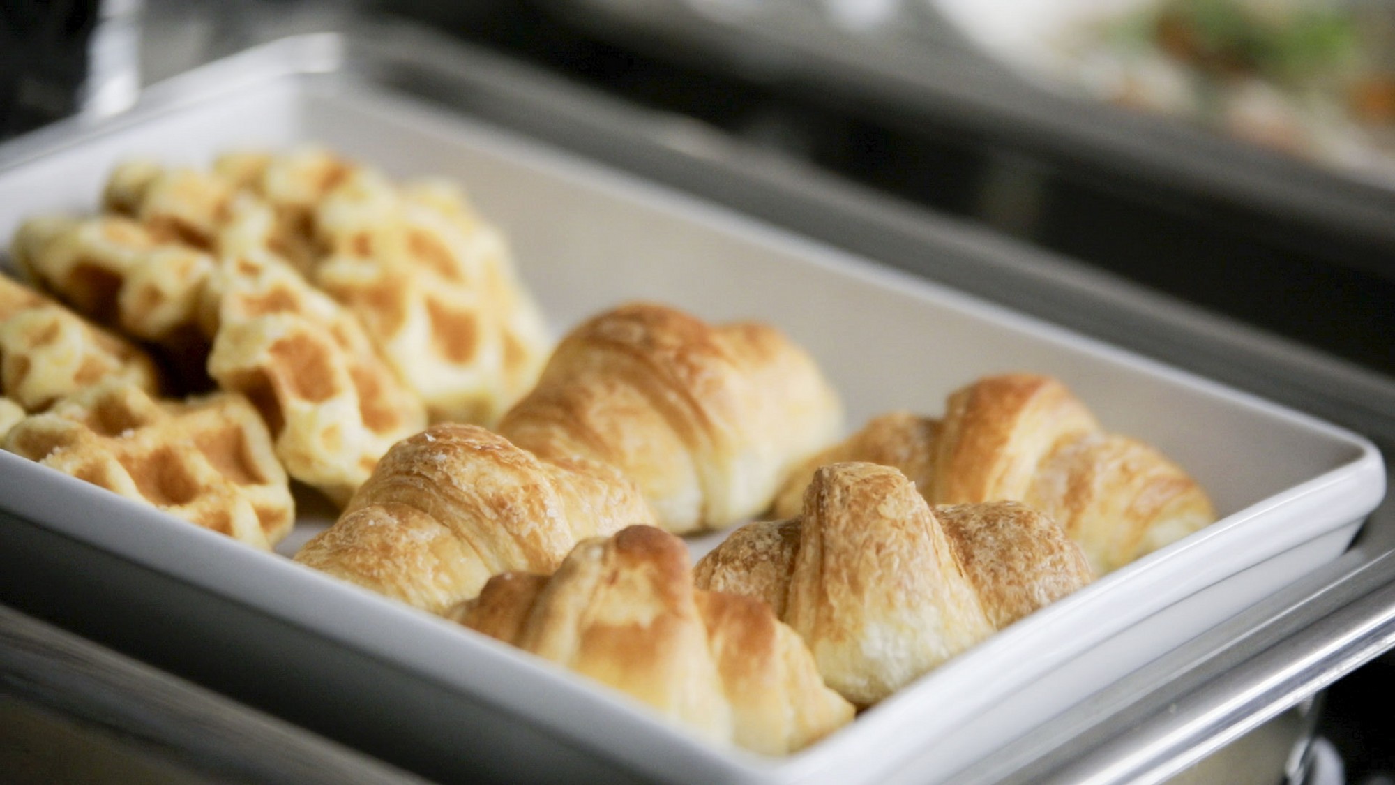 【朝食メニュー】　ごはんの他に、パンもご用意しております