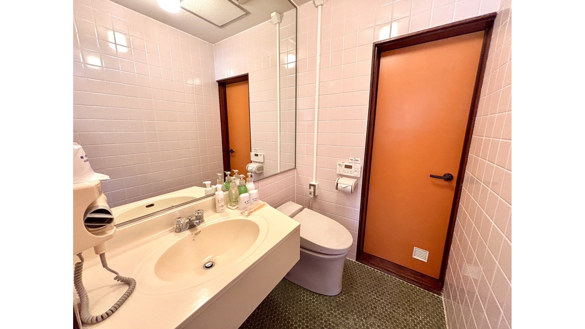 【部屋設備：トイレ・洗面所（西館ツイン）】ウォッシュトイレと広い洗面台を完備しております