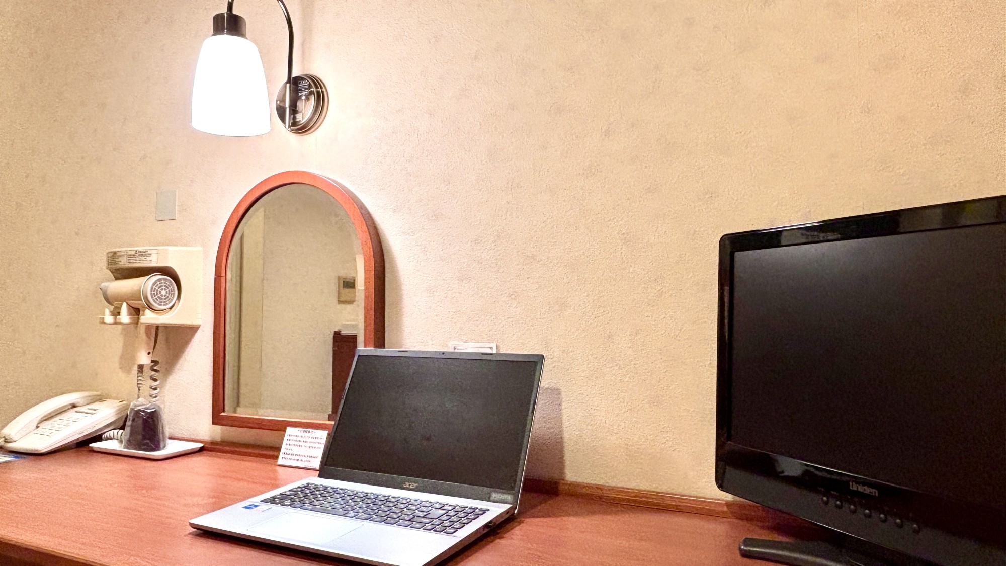 【客室：シングル】机も広々使えて、パソコン仕事も快適に♪