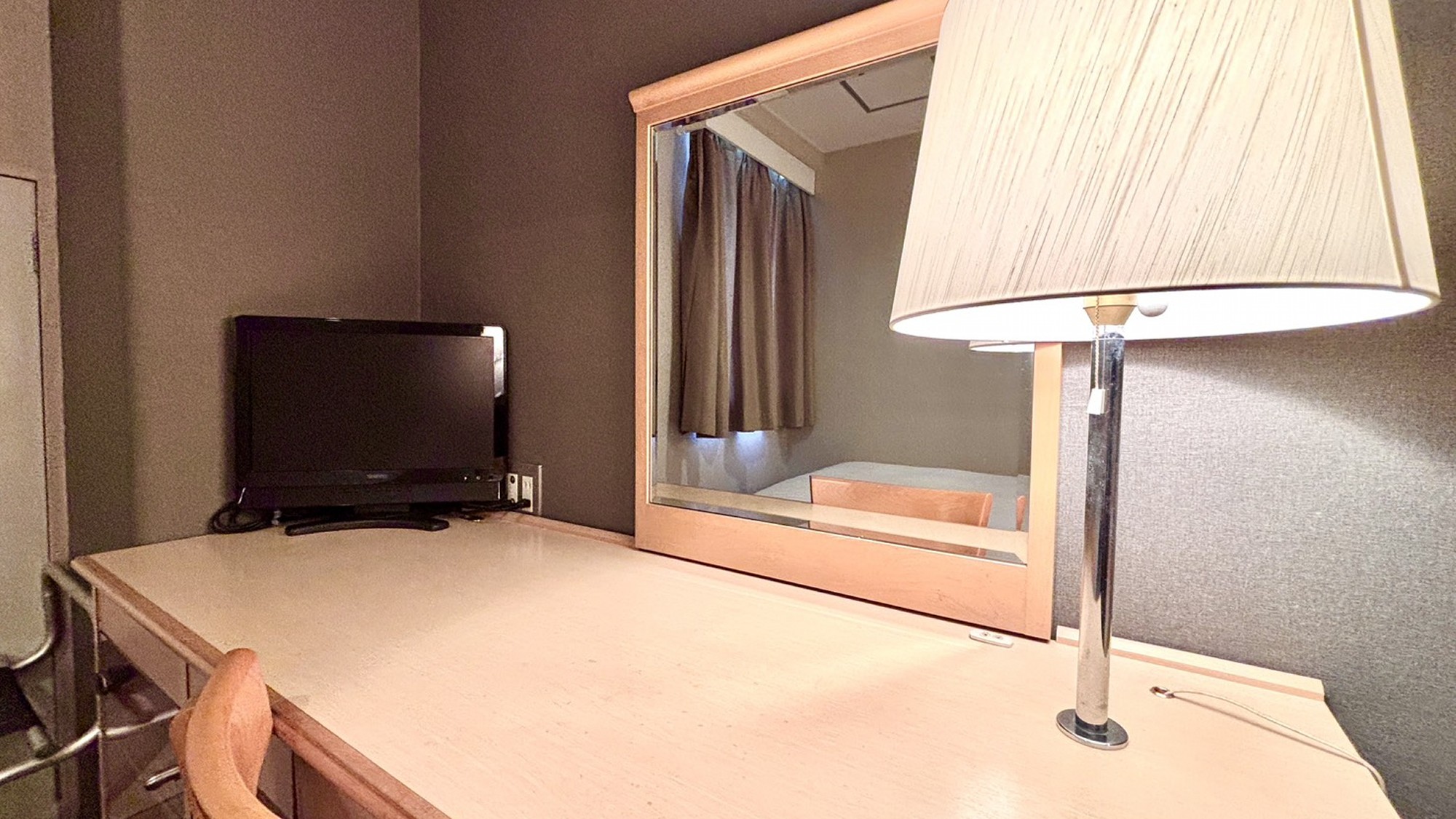 【客室設備：机・テレビなど】仕事や食事をするのに狭すぎない机・テレビも全部屋御座います