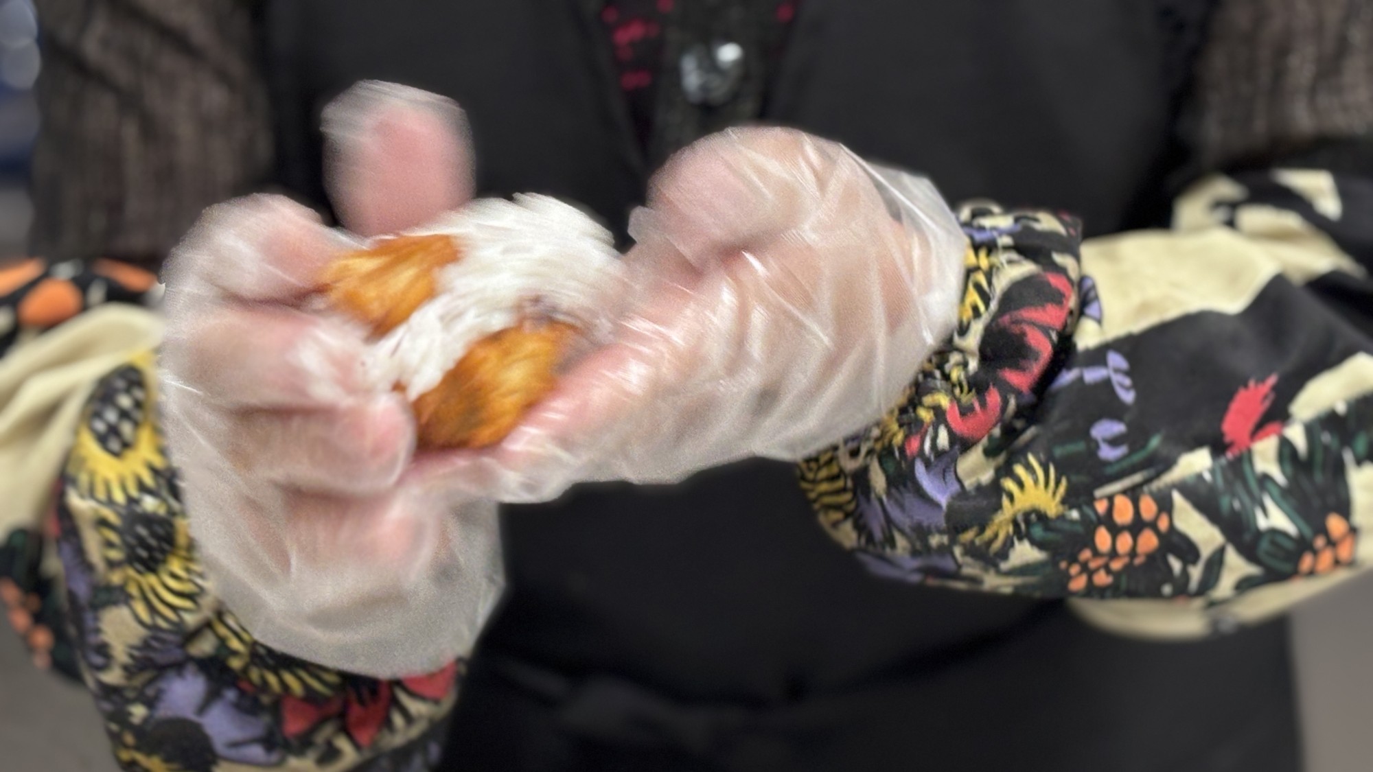 【朝食：バイキング】裏山で採れたタケノコを、女将の特製おにぎりとして提供（３日に１回の頻度）